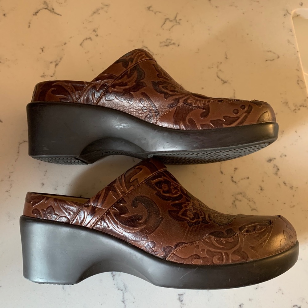 Like new Alegria clogs